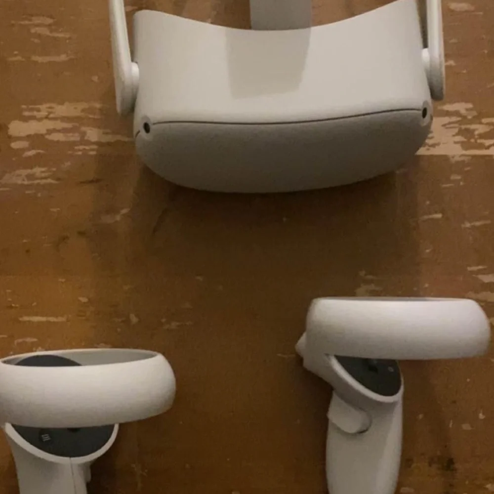 OCULUS 2 HMU FOR MORE PHOTOS COMES WITH A STEAM ACCOUNT WITH 2 GAMES ON IT